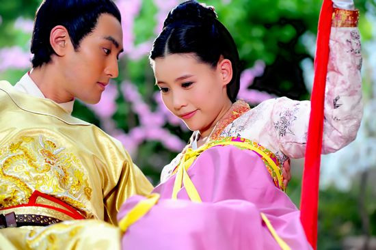 Vì muốn đền nợ nước thù nhà, Bảo Cẩm thề rằng sẽ lật đổ vương triều của tân hoàng đế (Kang Ta). Vì muốn đền nợ nước thù nhà, Bảo Cẩm thề rằng sẽ lật đổ vương triều của tân hoàng đế (Kang Ta).