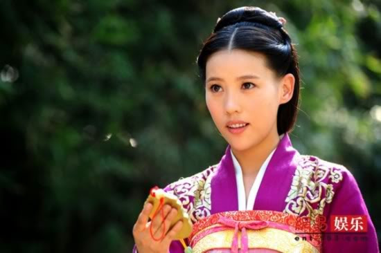 Nội dung của Đế Cẩm xoay quanh một bí mật kinh thiên động địa phía sau ngai vàng. Nữ chính Bảo Cẩm do Thi Diễm Phi đảm nhận là một cô nương có 2 bộ mặt: sự mạnh mẽ mà nam nhân cũng phải nể phục ẩn giấu sau vẻ ôn nhu yếu đuối của một tiểu cô nương. Nội dung của Đế Cẩm xoay quanh một bí mật kinh thiên động địa phía sau ngai vàng. Nữ chính Bảo Cẩm do Thi Diễm Phi đảm nhận là một cô nương có 2 bộ mặt: sự mạnh mẽ mà nam nhân cũng phải nể phục ẩn giấu sau vẻ ôn nhu yếu đuối của một tiểu cô nương.