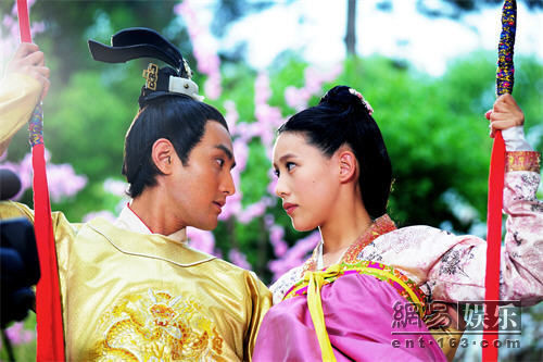 Cô vào hậu cung để thực hiện âm mưu của mình nhưng lại không ngờ rằng mình lại đem lòng yêu kẻ thù mà cô phải tiêu diệt. Cô vào hậu cung để thực hiện âm mưu của mình nhưng lại không ngờ rằng mình lại đem lòng yêu kẻ thù mà cô phải tiêu diệt.