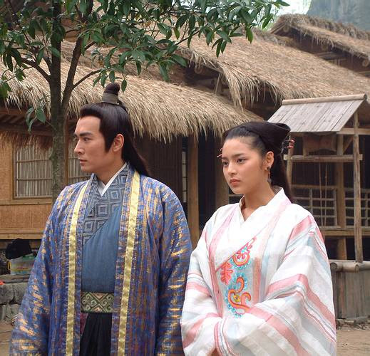 Nhưng Tư Mã Tương Như đã uống rượu say nên không thể đi được. Văn Quân bất đắc dĩ phải cùng nha đầu cải trang thành nam nhi đi một mình. Tư Mã Tương Như đuổi theo Văn Quân, lúc đó đổi tên thành Đỗ công tử và vô tình hai người ở chung một nhà trọ