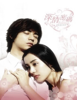 Khi lên 15 tuổi, Thích Vỹ Dịch (Châu Du Dân đóng) bị thương và phải vào viện. Tại đây, anh gặp Triệu Thâm Thâm (Park Eun Hye đóng) - cô gái bị câm sau một tai nạn xe cộ. Vì cùng cảm thấy cô đơn, hai người nhanh chóng trở thành bạn. Khi lên 15 tuổi, Thích Vỹ Dịch (Châu Du Dân đóng) bị thương và phải vào viện. Tại đây, anh gặp Triệu Thâm Thâm (Park Eun Hye đóng) - cô gái bị câm sau một tai nạn xe cộ. Vì cùng cảm thấy cô đơn, hai người nhanh chóng trở thành bạn.