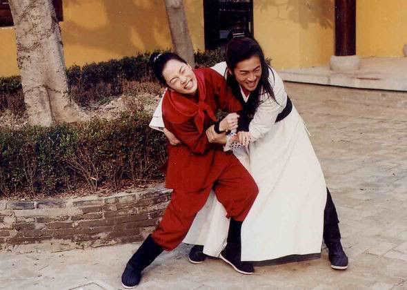 Phan Nhân Mỹ bày kế hãm hại, khiến cho các thành viên trong gia đình Dương Gia ra trận đều không thể quay trở về. Trong khi đó, Tứ Lang vì muốn báo thù cho gia đình đã chấp nhận lấy công chúa Minh Cơ của nước Liêu. Phan Nhân Mỹ bày kế hãm hại, khiến cho các thành viên trong gia đình Dương Gia ra trận đều không thể quay trở về. Trong khi đó, Tứ Lang vì muốn báo thù cho gia đình đã chấp nhận lấy công chúa Minh Cơ của nước Liêu.