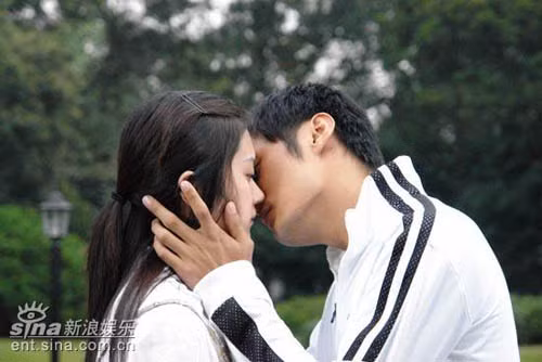 Cũng từ đây, hai người dần nảy sinh tình cảm...