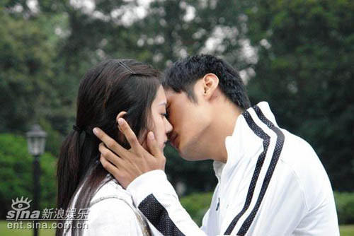 Cũng từ đây, hai người dần nảy sinh tình cảm... Cũng từ đây, hai người dần nảy sinh tình cảm...