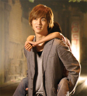 Vỹ Dịch không hề biết rằng Thâm Thâm bị câm mà chỉ nghĩ rằng cô không thích nói chuyện. Sau đó không lâu, Vỹ Dịch phải xa cách Thâm Thâm để sang Anh du học. Vỹ Dịch không hề biết rằng Thâm Thâm bị câm mà chỉ nghĩ rằng cô không thích nói chuyện. Sau đó không lâu, Vỹ Dịch phải xa cách Thâm Thâm để sang Anh du học.