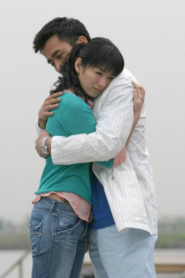 Mối tình giữa chàng công tử giàu có và cô gái nghèo khó gặp phải nhiều khó khăn do phản đối từ gia đình Danh Vỹ. Tuy nhiên cuối cùng, mọi sóng gió cũng qua. Bi Linh nhận lại được cha và sống hạnh phúc bên Danh Vỹ.