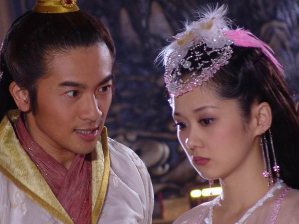 Thông minh, xinh đẹp, bướng bỉnh nhưng rất hiệp nghĩa và đặc biệt không thích bị gò bó nên cô thường xuyên cải nam trang ra ngoài để giúp đỡ những người yếu thế. Trong một lần xuất cung, vị hoàng đế trẻ Chu Doãn (Tô Hữu Bằng đóng) tình cờ "đụng độ" và kết tình bằng hữu.