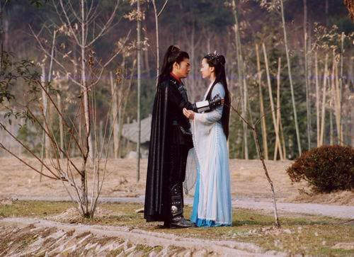 Vượt qua bao khó khăn, cuối cùng Tứ Lang cũng có thể trở về quê hương và tưởng chừng như sắp có thể đoàn tụ với Ngữ Yên thì anh lại bị bắn chết trên Vạn lý trường thành. Vượt qua bao khó khăn, cuối cùng Tứ Lang cũng có thể trở về quê hương và tưởng chừng như sắp có thể đoàn tụ với Ngữ Yên thì anh lại bị bắn chết trên Vạn lý trường thành.