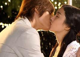 Vượt qua nhiều trắc trở Vỹ Dịch và Thâm Thâm dần nhận ra nhau nhưng số phận thật trớ trêu khi Vỹ Dịch bị mắc bệnh ung thư và chỉ sống được ba tháng nữa. Vượt qua nhiều trắc trở Vỹ Dịch và Thâm Thâm dần nhận ra nhau nhưng số phận thật trớ trêu khi Vỹ Dịch bị mắc bệnh ung thư và chỉ sống được ba tháng nữa.