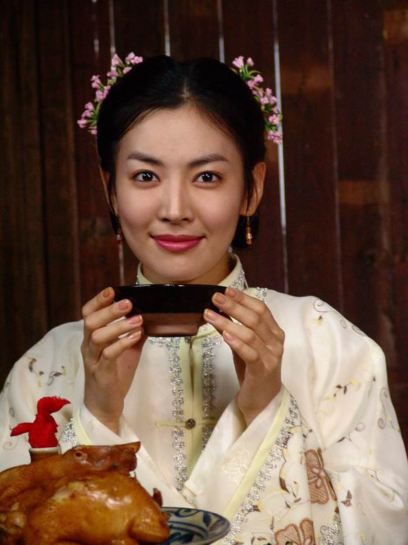 Hồ Ngọc Linh (Kim So Yeon) là hồng nhan tri kỉ của Uông Tôn Hạo, con trai của ổng thương Uông Trọng Liên đứng đầu thương gia buôn muối, cha anh bị quan tham chèn ép tống giam chờ ngày kết án, vì thế, Tôn Hạo đành phải bỏ dở việc học hành để đi làm ăn. Hồ Ngọc Linh (Kim So Yeon) là hồng nhan tri kỉ của Uông Tôn Hạo, con trai của ổng thương Uông Trọng Liên đứng đầu thương gia buôn muối, cha anh bị quan tham chèn ép tống giam chờ ngày kết án, vì thế, Tôn Hạo đành phải bỏ dở việc học hành để đi làm ăn.