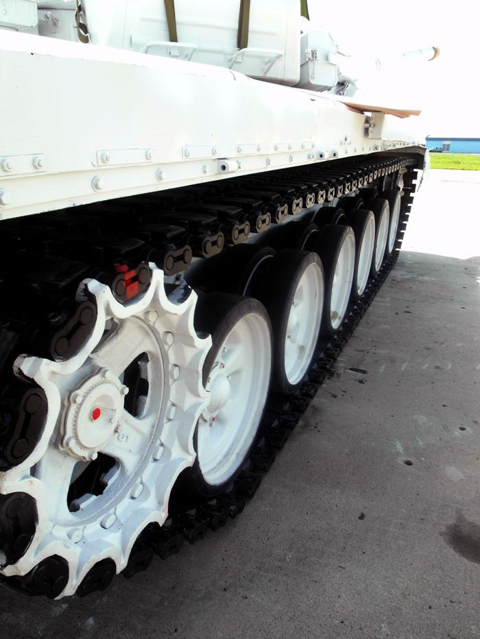 Bánh xích của “Đại bàng trắng” T-72BM1 sử dụng những miếng đệm khớp nối bằng cao su. Đây là giải pháp kỹ thuật nhằm làm tăng khả năng cơ động và độ tin cậy của xe. Bánh xích của “Đại bàng trắng” T-72BM1 sử dụng những miếng đệm khớp nối bằng cao su. Đây là giải pháp kỹ thuật nhằm làm tăng khả năng cơ động và độ tin cậy của xe.