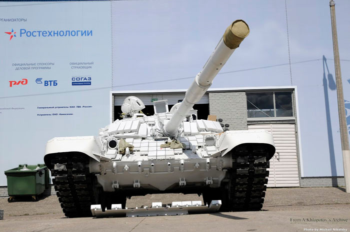 Mặc dù vẫn còn được sử dụng tương đối rộng rãi ở nhiều quốc gia, thậm chí vẫn được xem là đối thủ đáng gờm của các xe tăng hiện đại nhưng T-72B đã trở nên lạc hậu so với các loại xe tăng như T-80U, M1 Abrams, Leopard II, Challenger… Mặc dù vẫn còn được sử dụng tương đối rộng rãi ở nhiều quốc gia, thậm chí vẫn được xem là đối thủ đáng gờm của các xe tăng hiện đại nhưng T-72B đã trở nên lạc hậu so với các loại xe tăng như T-80U, M1 Abrams, Leopard II, Challenger…