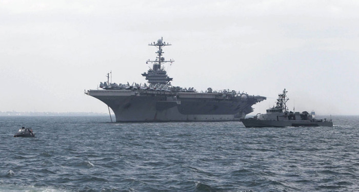 Tàu sân bay USS George Washington tại vịnh Manila củaPhilipines. Tàu sân bay USS George Washington tại vịnh Manila củaPhilipines.