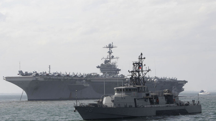 Tàu sân bay USS George Washington tại vịnh Manila của Philipines. Tàu sân bay USS George Washington tại vịnh Manila của Philipines.