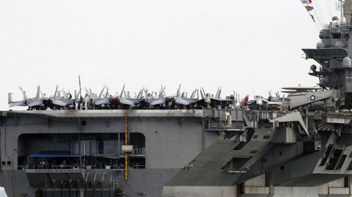 Tàu sân bay USS George Washington tại vịnh Manila của Philipines. Tàu sân bay USS George Washington tại vịnh Manila của Philipines.