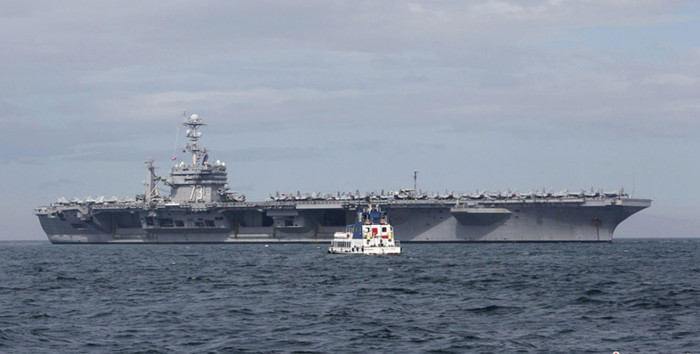 Tàu sân bay USS George Washington tại vịnh Manila của Philipines. Tàu sân bay USS George Washington tại vịnh Manila của Philipines.