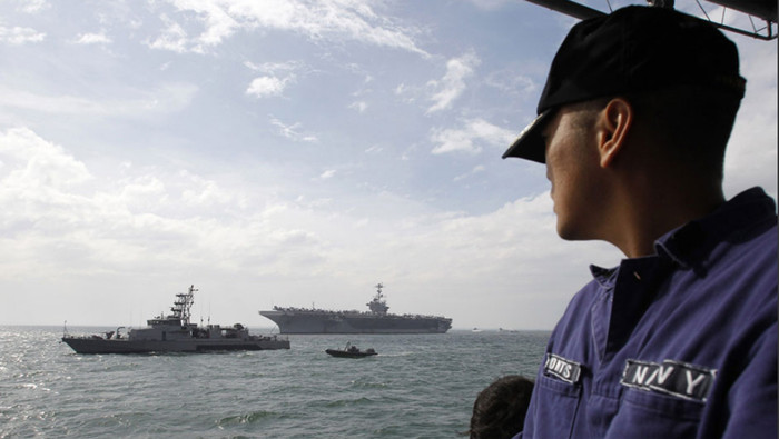 Tàu sân bay USS George Washington tại vịnh Manila của Philipines. Tàu sân bay USS George Washington tại vịnh Manila của Philipines.