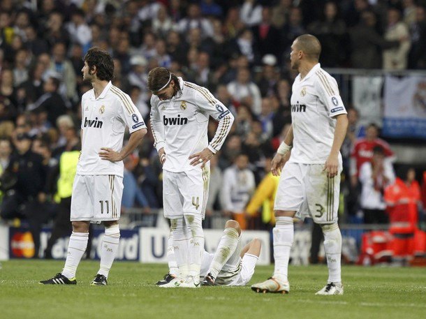 Còn Ramos thì sút bóng bay lên trời. Còn Ramos thì sút bóng bay lên trời.