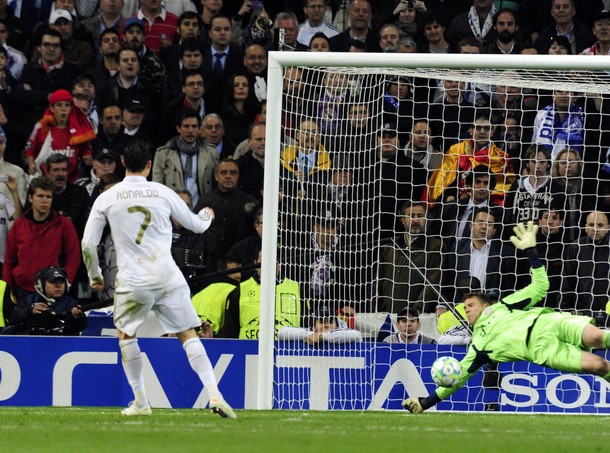 Trên chấm 11m cân não, Ronaldo đá hỏng. Trên chấm 11m cân não, Ronaldo đá hỏng.