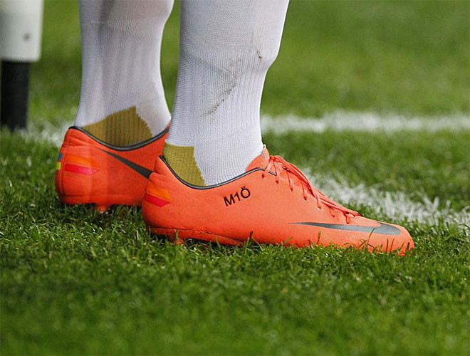 Nhưng trước khi trận đấu diễn ra, Ronaldo bất ngờ bị mất giày. Anh buộc phải mượn giày của Ozil để ra sân. Nhưng trước khi trận đấu diễn ra, Ronaldo bất ngờ bị mất giày. Anh buộc phải mượn giày của Ozil để ra sân.