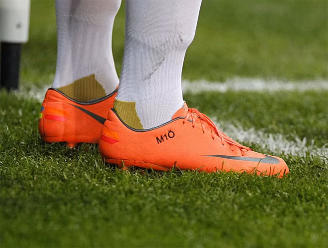 Nhưng trước khi trận đấu diễn ra, Ronaldo bất ngờ bị mất giày. Anh buộc phải mượn giày của Ozil để ra sân.