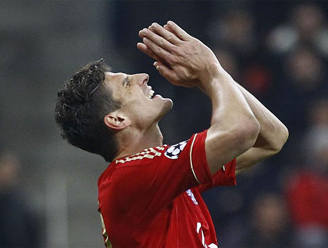 Mario Gomez chơi đầy nỗ lực. Mario Gomez chơi đầy nỗ lực.