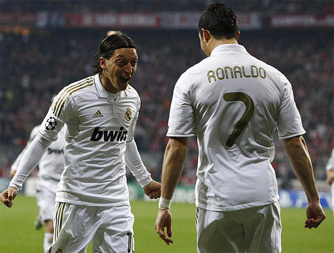 Anh chia vui cùng đồng đội Ronaldo. Anh chia vui cùng đồng đội Ronaldo.