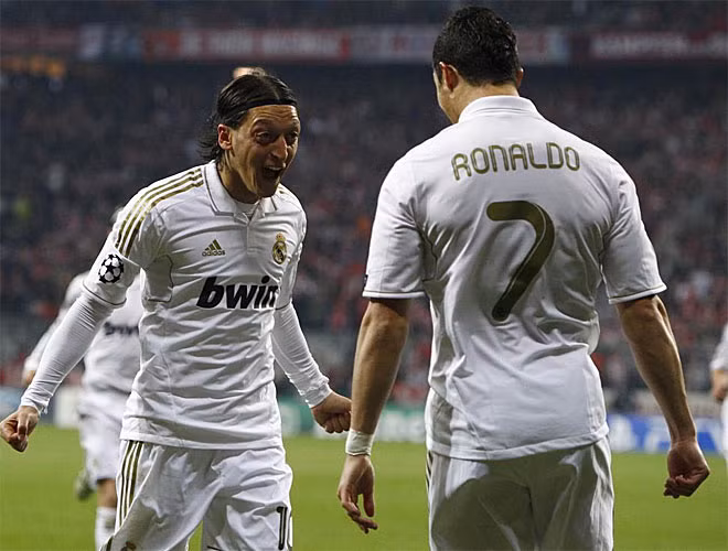 Anh chia vui cùng đồng đội Ronaldo.