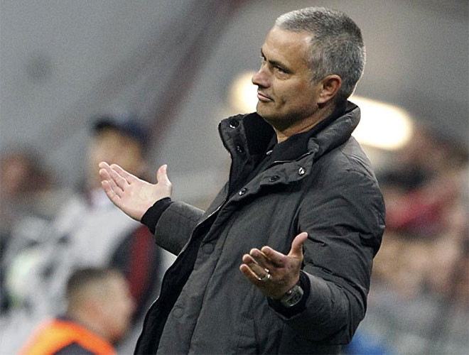 Mourinho phân bua. Mourinho phân bua.