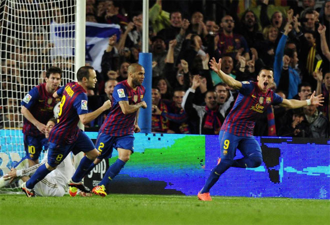 Phải sang hiệp hai, Barca mới có bàn gỡ của Sanchez.