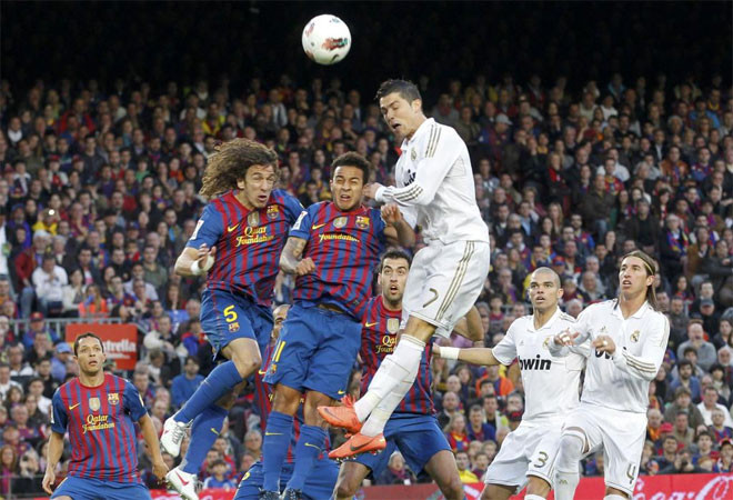 Ronaldo liên tục gây khó cho hàng thủ Barca.