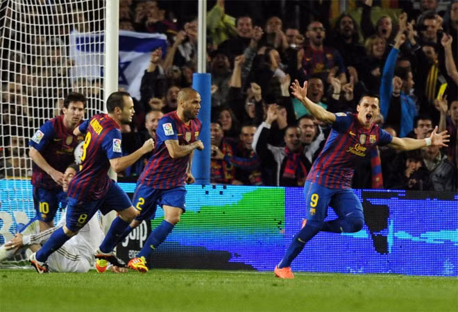 Phải sang hiệp hai, Barca mới có bàn gỡ của Sanchez.