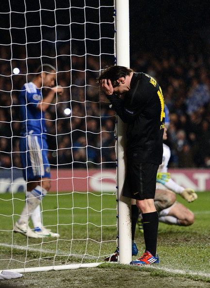 M10 bất lực trước khung gỗ. M10 bất lực trước khung gỗ.