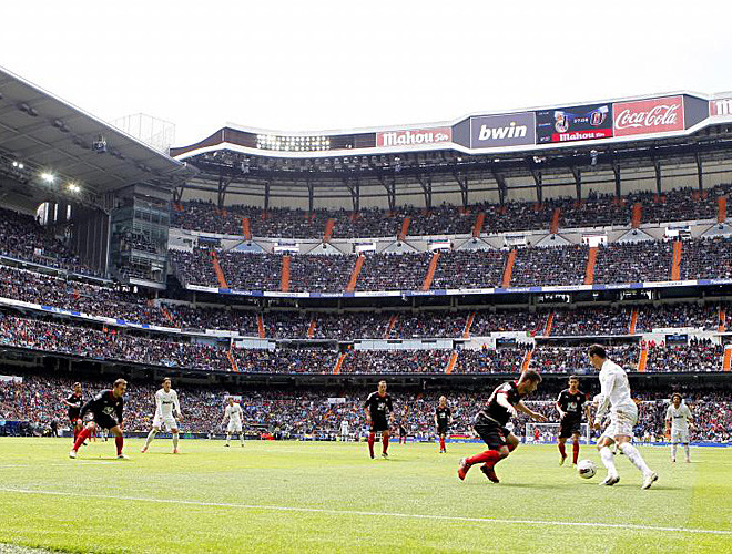 Trận đấu diễn ra hấp dẫn ngay sau tiếng còi khai cuộc. Trận đấu diễn ra hấp dẫn ngay sau tiếng còi khai cuộc.