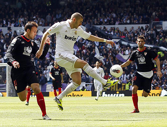 Benzema luôn uy hiếp khung gỗ Varas. Benzema luôn uy hiếp khung gỗ Varas.