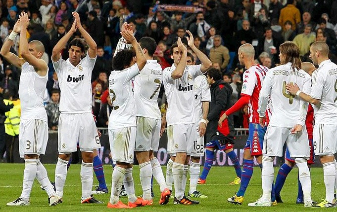 Real đang tạm hơn Barca 4 điểm. Nếu ghi được 1 bàn thắng, họ sẽ phá vỡ kỷ lục ghi 107 bàn được thiết lập ở mùa giải 1989/90 dưới thời HLV John Toshack.