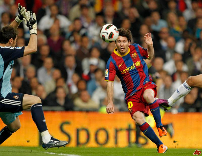 Messi luôn là "hung thần" của Casillas.