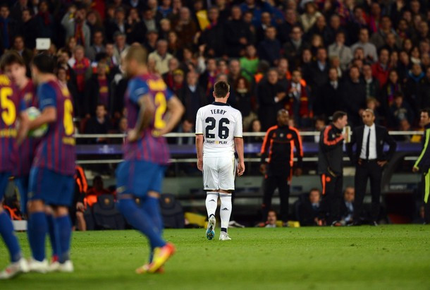Terry rời sân để lại các đồng đội chống chọi với Barca. Terry rời sân để lại các đồng đội chống chọi với Barca.