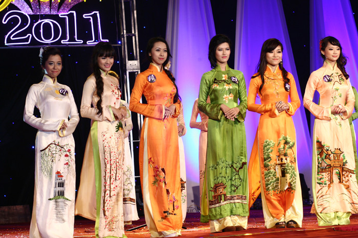 Top 6 lọt vào phần thi ứng xử: Đặng Minh Ngọc, Nguyễn Thảo Hương Nguyễn Thị Cẩm Tú, Phạm Thị Thùy Linh, Trần Bảo Ngọc, Đào Ngọc Trâm (từ trái sang phải)