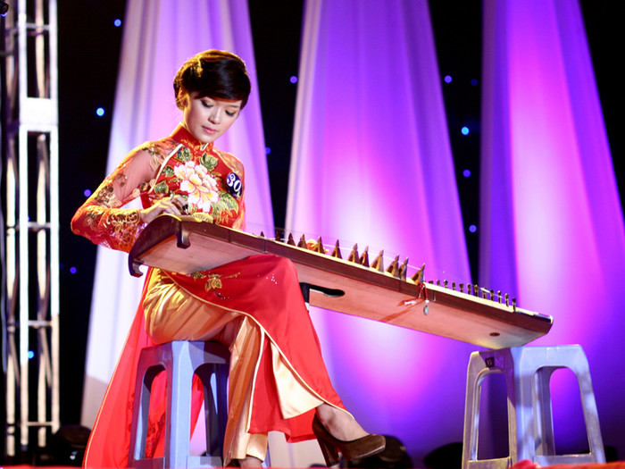 Độc tấu đàn tranh của Nguyễn Lê Diệu Linh