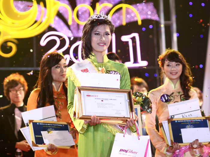 Xuất sắc ở vòng thi trình diễn trang phục và ứng xử, Phạm Thị Thùy Linh trở thành Hoa khôi Đại học Ngoại thương. Hoa khôi Ngoại thương 2011 Phạm Thị Thùy Linh
