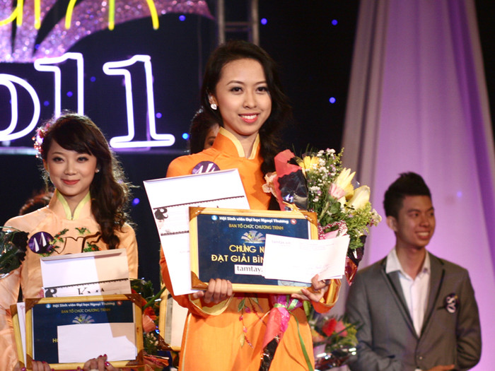 Á khôi 1 Nguyễn Thị Cẩm Tú. Tú cũng giành giải bình chọn của cuộc thi