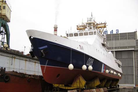 Tàu tuần tra biên giới Zhemchug (số hiệu nhà máy 503) Project 22460 trước khi được hạ thủy tại nhà máy đóng tàu Almaz. Lưu ý rằng, số hiệu ghi trên thân tàu Zhemchug không trùng với số hiệu nhà máy của nó. “Ngọc trai” Zhemchug khi hạ thủy mang số hiệu thân tàu 028.