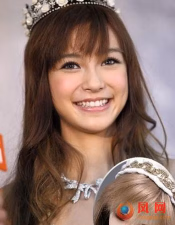 Từ gương mặt tới cách kết hợp trang phục, Angela Baby đều mang đến cho người hâm mộ cảm giác thanh tú, nhẹ nhàng