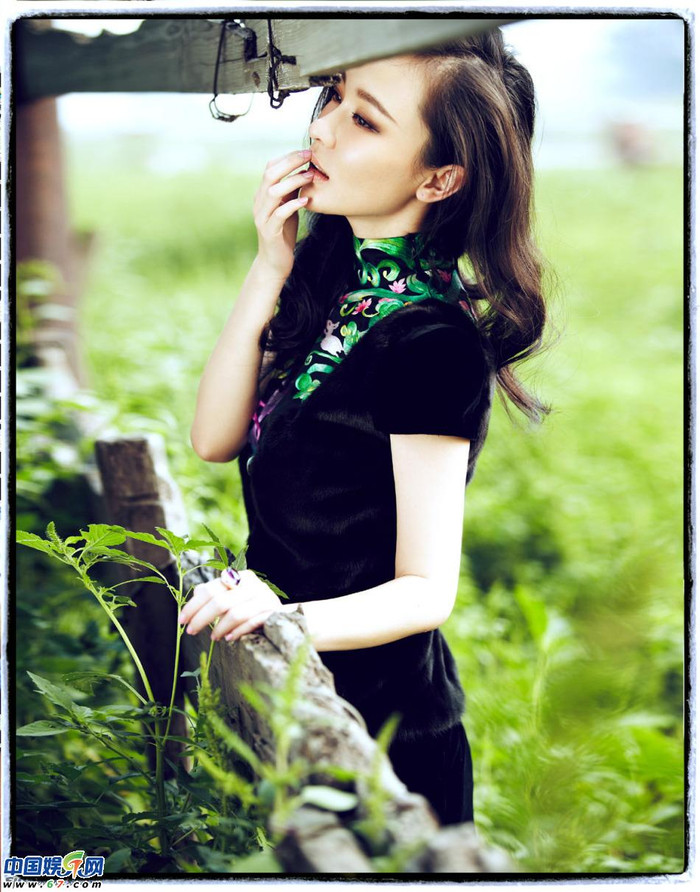 Tốt nghiệp khoa diễn xuất Học viện hý kịch Trung Ương, bắt đầu đóng phim từ năm 1999, bộ phim đầu tay của cô là Cuộc sống hạnh phúc của Trương Đại Dân. Mặc dù vào nghề sớm, nhưng đến nay Hoắc Tư Yến chỉ mới đóng khoảng 14 – 15 bộ phim.