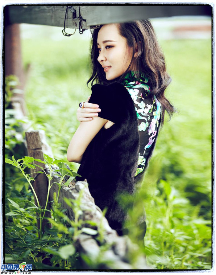 Hoắc Tư Yến vốn được sinh ra và lớn lên trong một gia đình trí thức, cô được dạy dỗ theo đúng quy chuẩn của một cô gái truyền thống, biết đủ cầm - kỳ - thi - họa.