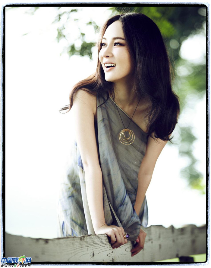 Hoắc Tư Yến sở hữu vẻ đẹp dịu dàng, nữ tính nhưng cũng rất hiện đại. Cô cũng đang là một trong những khuôn mặt ăn khách của các hãng thời trang danh tiếng trên thế giới.