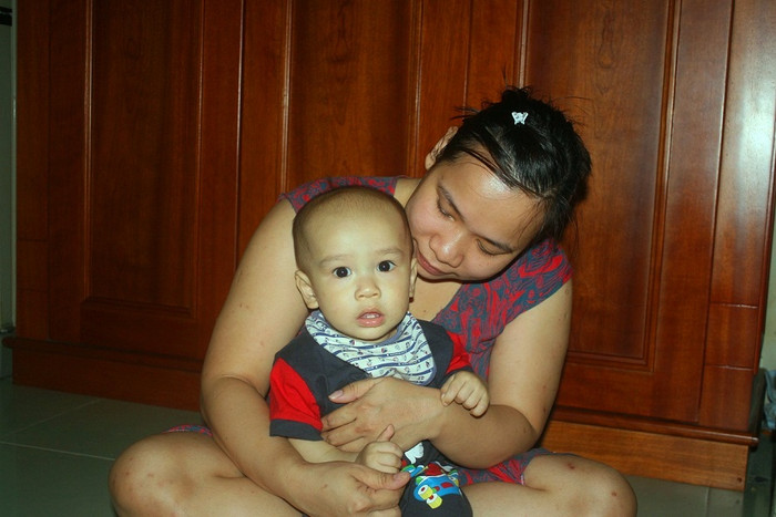 Chị Linh và con trong ngôi nhà nhỏ trên phố Hàng Điếu (Hà Nội). Chị Linh và con trong ngôi nhà nhỏ trên phố Hàng Điếu (Hà Nội).