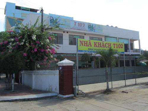 Nhà khách T102, nơi được cho là ông Lê Văn Vương và bà Hà Cẩm Hà hẹn hò nhau. Nhà khách T102, nơi được cho là ông Lê Văn Vương và bà Hà Cẩm Hà hẹn hò nhau.