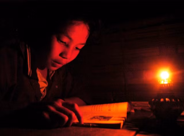 Những lớp học đêm như thế này có rất nhiều em học sinh chăm chú “mò chữ”